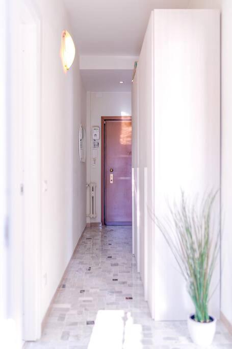 Navigli - Downtown - Duomo Spacious Two Bedroom Apartment - Close To Metro - Ac - Wi-Fi Milan Bagian luar foto